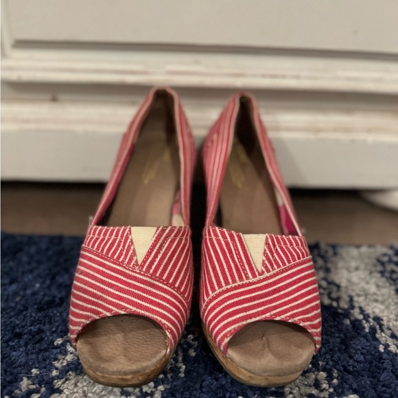 TOMS Michelle Wedges (Size 7W) (Red) - Picture 3 of 8